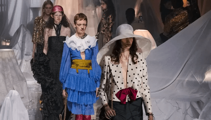 Com opulência, Alessandro Michele faz sua estréia na&nbsp;Valentino