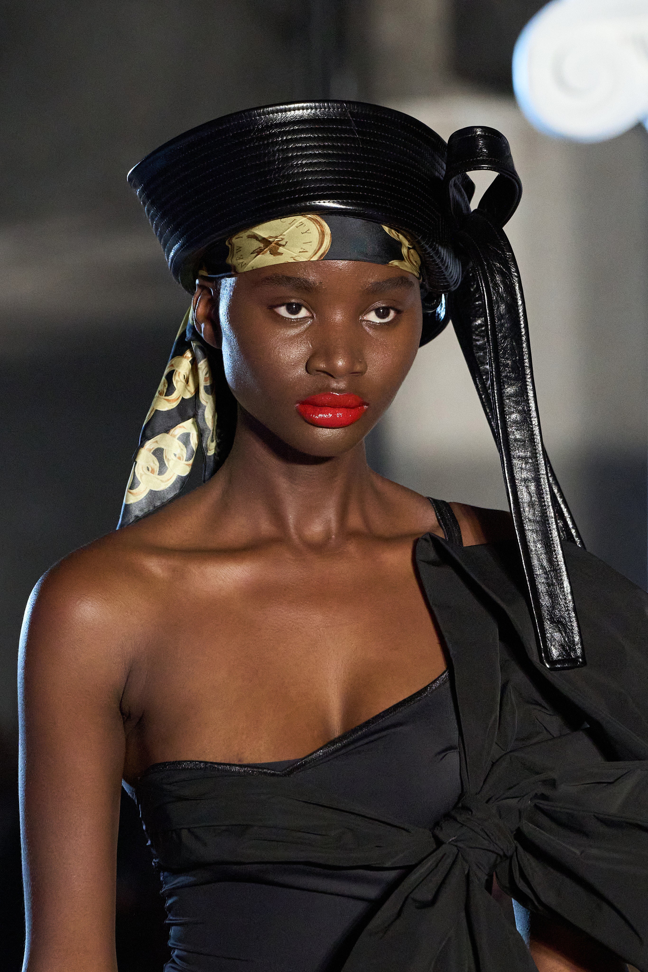 Vaquera abre a semana de moda primavera/verão em Paris com muito batom vermelho