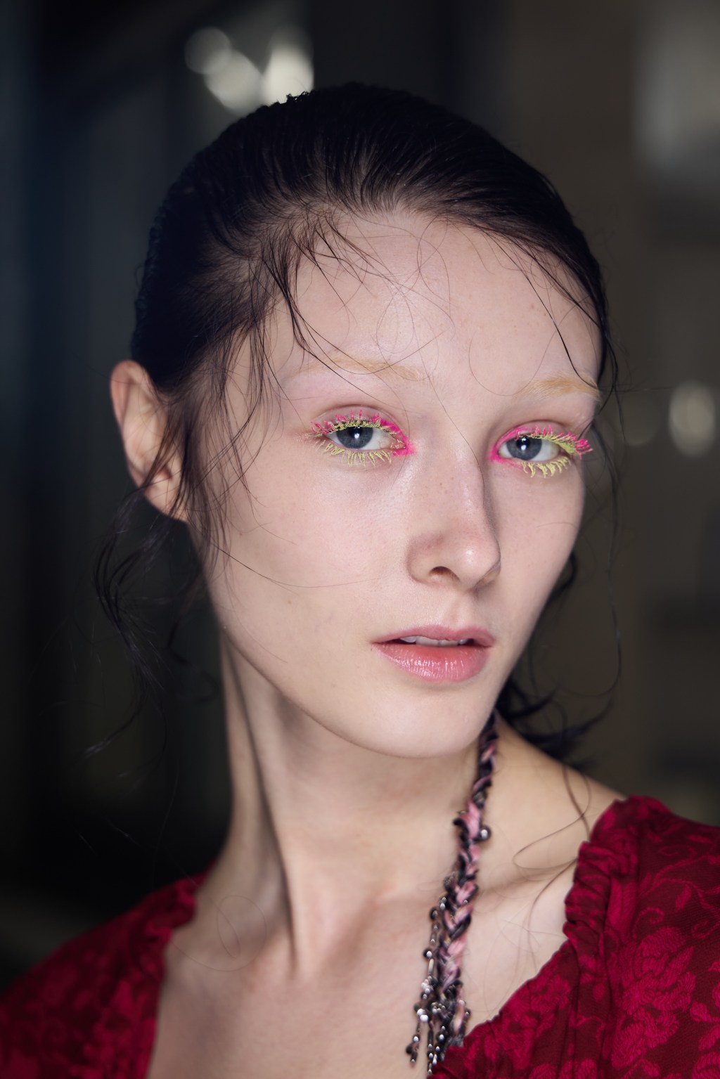 Sem espaço para a estética Clean Girl: Dries Van Noten traz cores e ousadia para a beleza nessa&nbsp;primavera