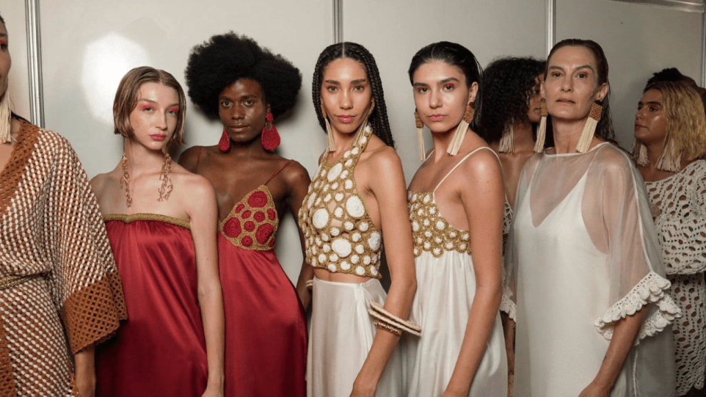 Maxi e minimalismo conversam na beleza da temporada N58 da&nbsp;SPFW