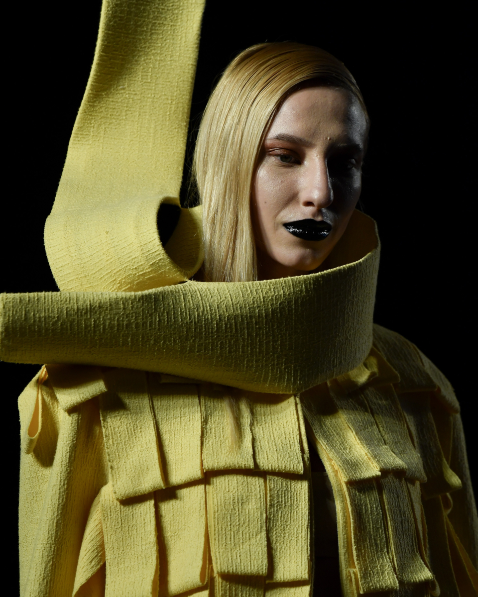 Weider Silveiro marca o terceiro dia de SPFW com batom preto e muita&nbsp;cor.