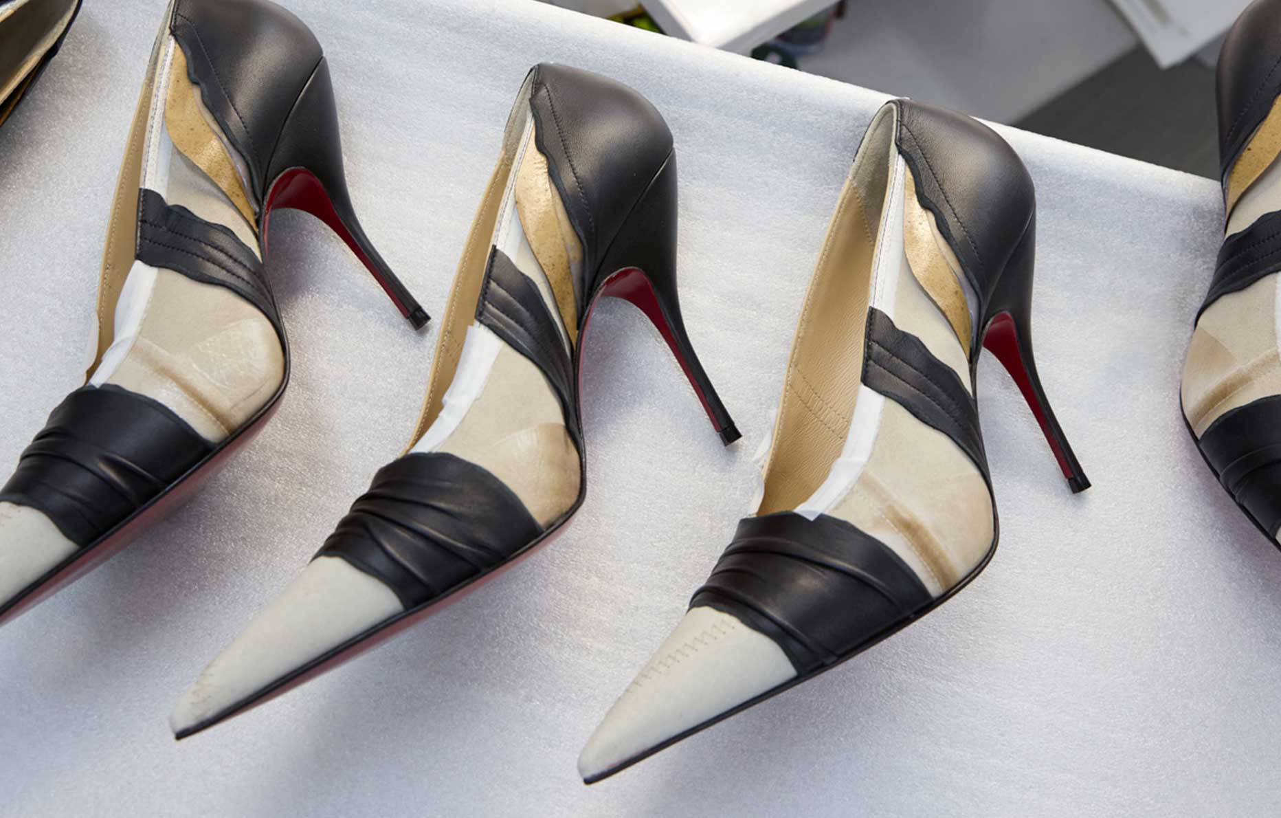 Margiela anuncia coleção remanescente de Galliano com Louboutin