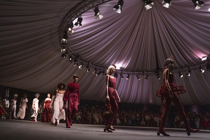 SPFW N59: Aluf monta circo, mas aponta apelo comercial