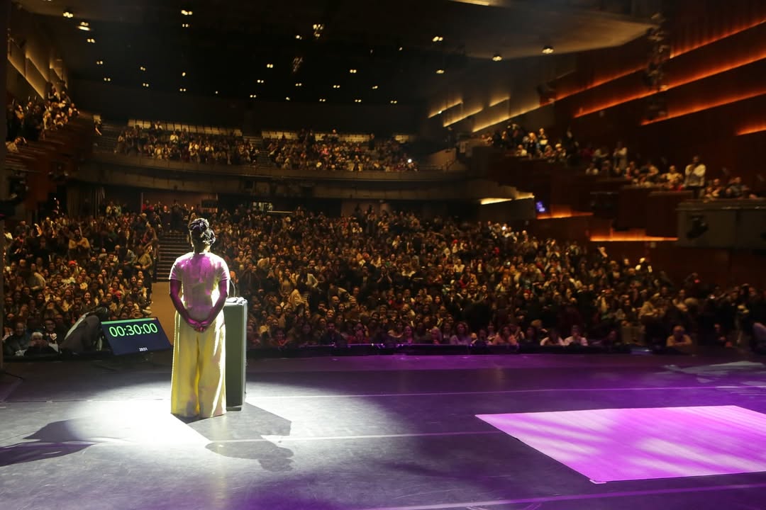 “Homens precisam ler mais livros escritos por mulheres”, enfatiza Chimamanda Adichie em palestra no Brasil