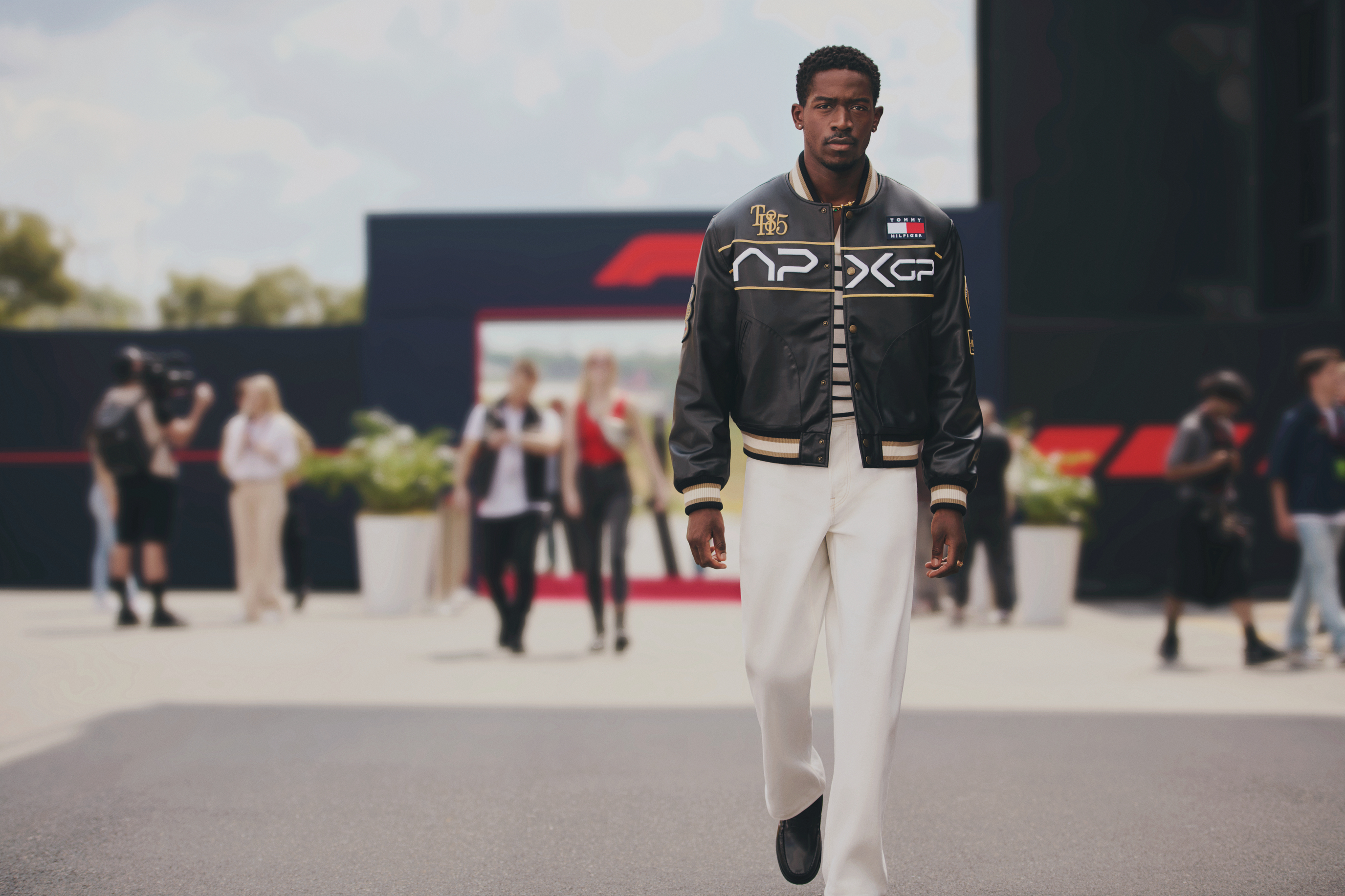 A conexão entre moda, automobilismo e entretenimento com o novo filme de Brad Pitt e a coleção Tommy Hilfiger