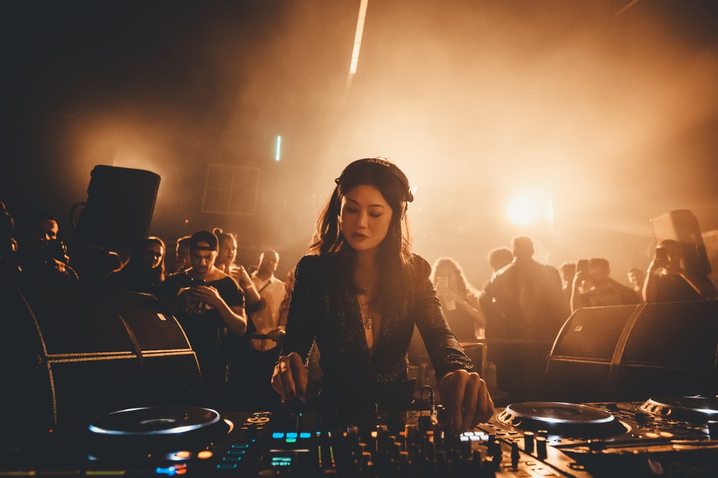 DJ Eli Iwasa estreia no Baguncinha Festival 2025