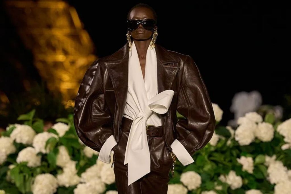 YSL decreta o fim do minimalismo em desfile na Torre&nbsp;Eiffel