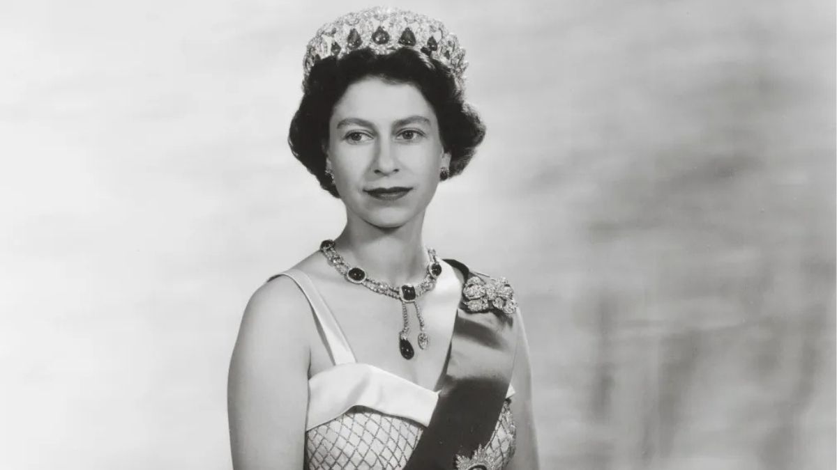 Rainha Elizabeth II ganha exposição de moda em homenagem aos 100 anos