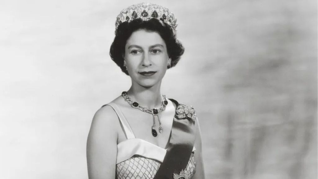 Rainha Elizabeth II ganha exposição de moda em homenagem aos 100&nbsp;anos