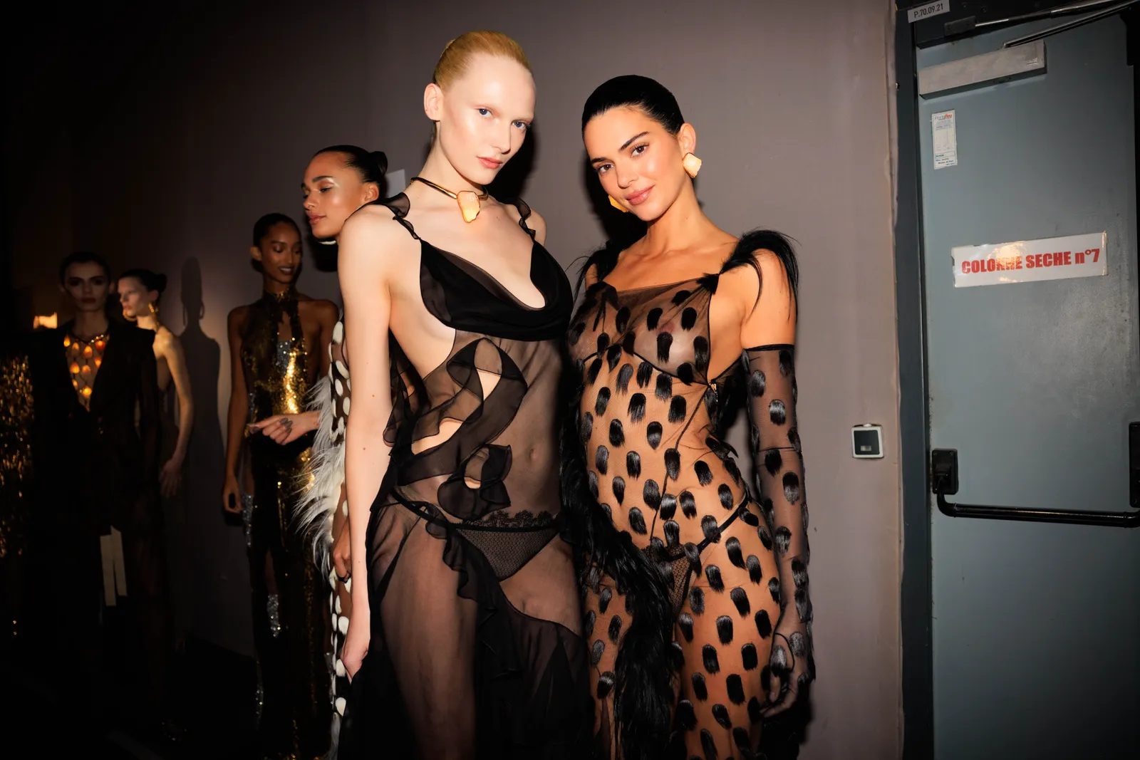 Schiaparelli é protagonista da PFW com formas surrealistas que dançam na escuridão