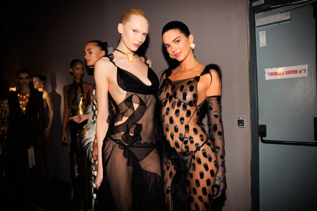 Schiaparelli é protagonista da PFW com formas surrealistas que dançam na escuridão