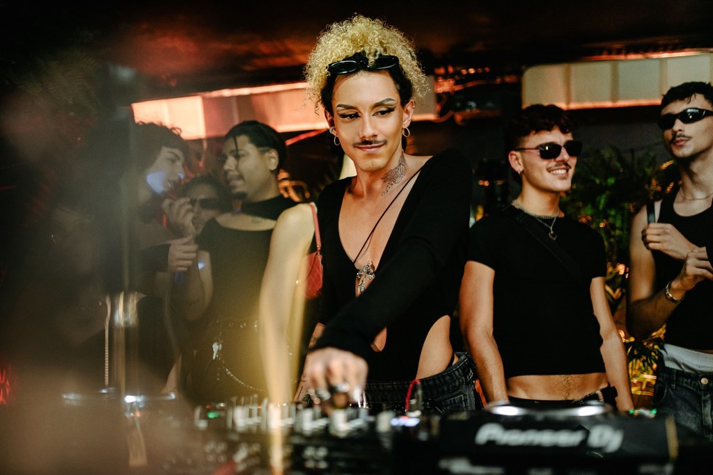 DJ Malveck: a efervescência noturna, setlists ecléticos e a força da cena queer underground