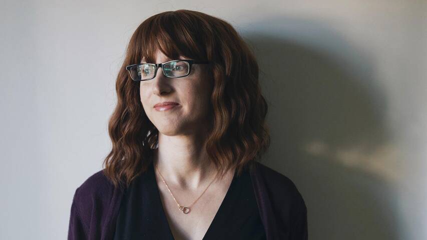 Freida McFadden está na boca do povo (ou seria “na palma da mão?”)