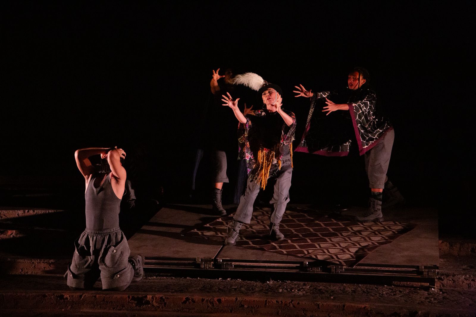 “Sem o povo não existe Rei”, atriz se destaca em Hamlet com três papéis em coletividade